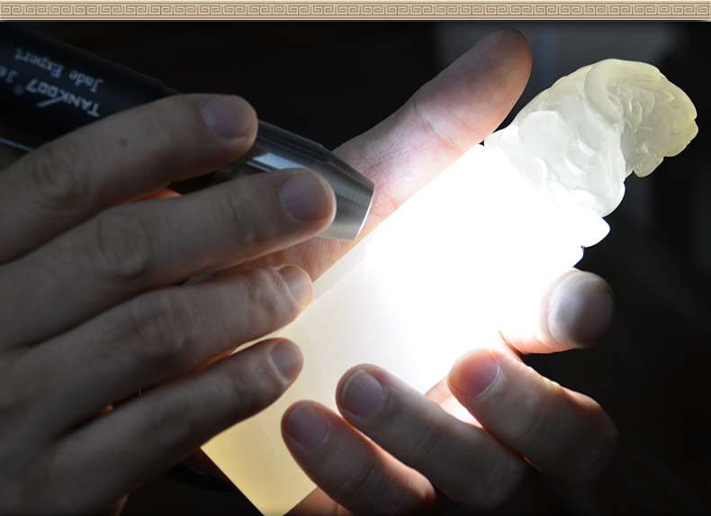 照玉強(qiáng)光手電筒不只可以鑒定琥珀，還可以鑒別各種的玉石、原石