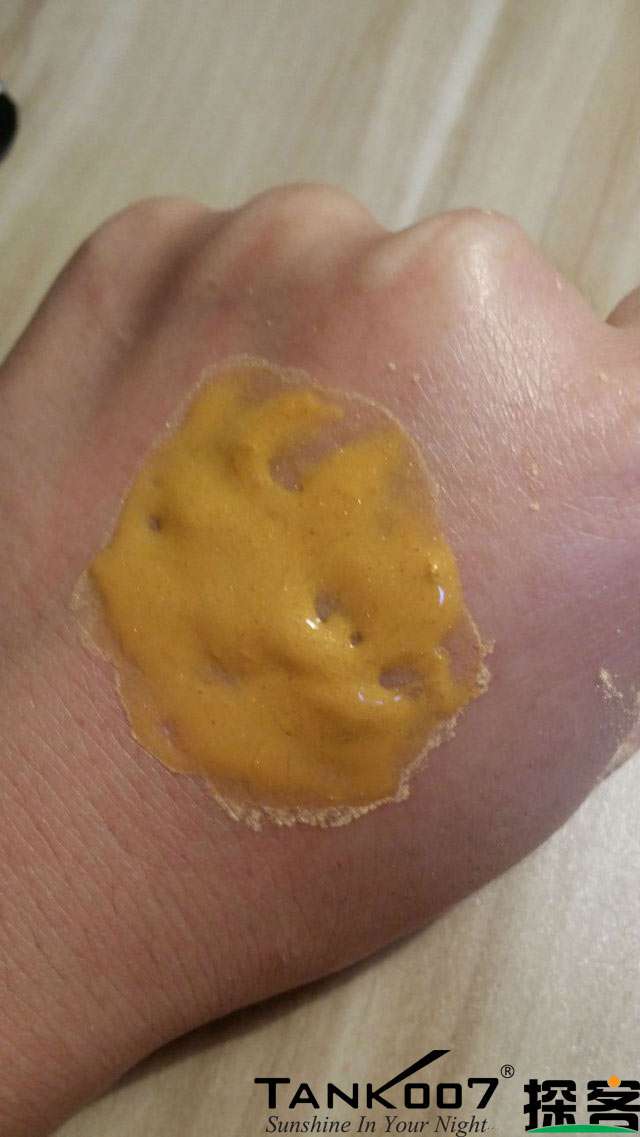 客戶買了紫光手電驗(yàn)熒光劑，先拿面膜大姨媽巾開刀 