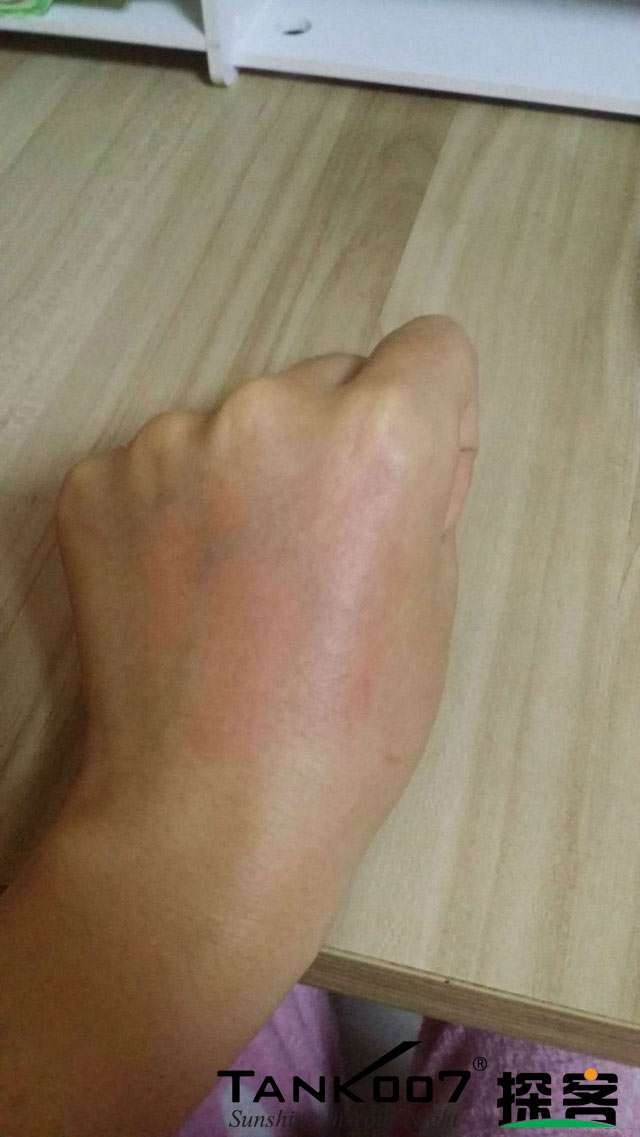 客戶買了紫光手電驗(yàn)熒光劑，先拿面膜大姨媽巾開刀 