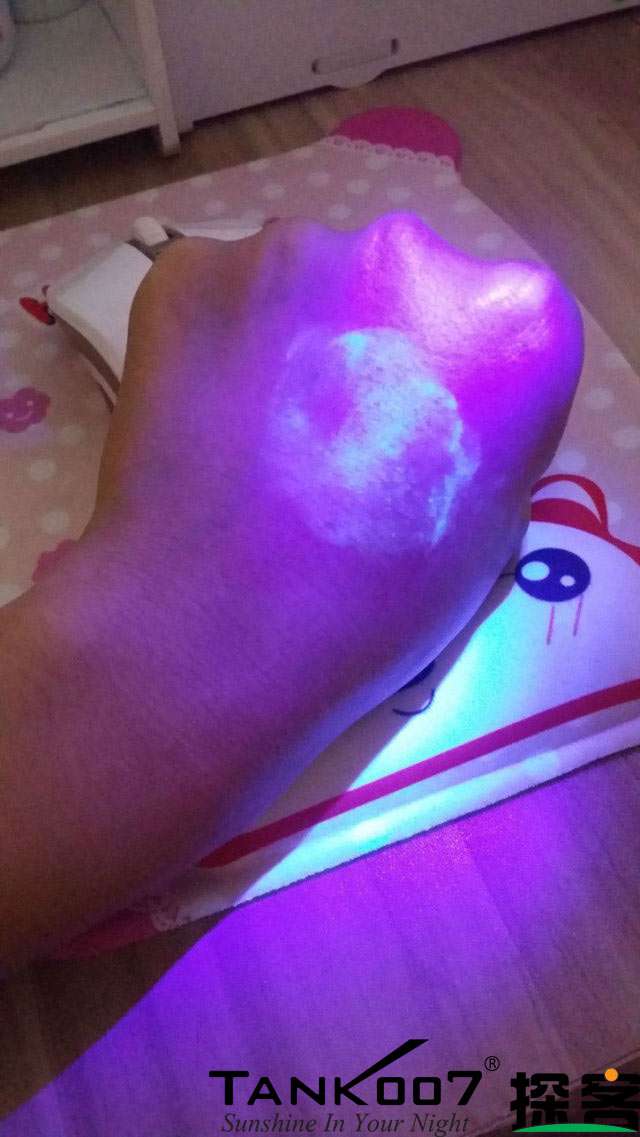 客戶買了紫光手電驗(yàn)熒光劑，先拿面膜大姨媽巾開刀 