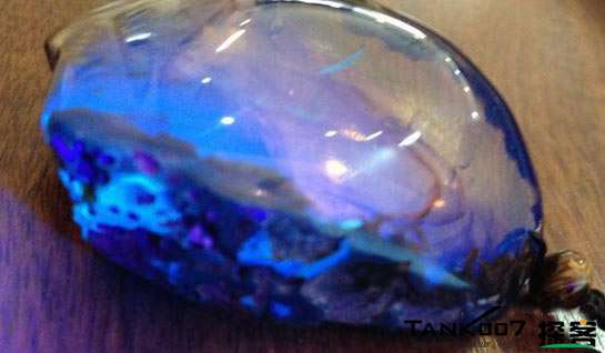 網(wǎng)上用紫光手電鑒定琥珀的帖子這么多，哪個(gè)是真假？