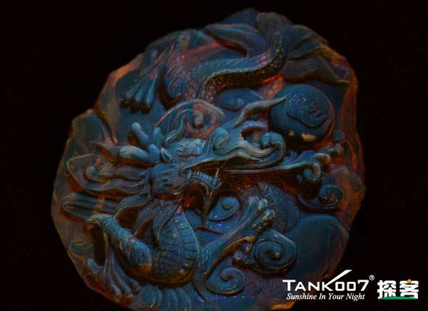 網(wǎng)上用紫光手電鑒定琥珀的帖子這么多，哪個(gè)是真假？