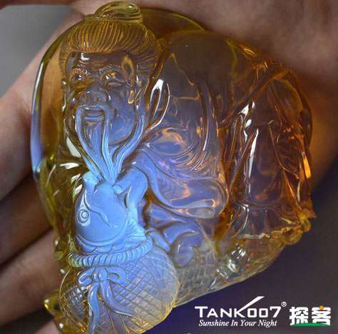 網(wǎng)上用紫光手電鑒定琥珀的帖子這么多，哪個(gè)是真假？