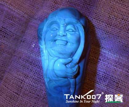 網(wǎng)上用紫光手電鑒定琥珀的帖子這么多，哪個(gè)是真假？