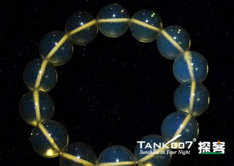 網(wǎng)上用紫光手電鑒定琥珀的帖子這么多，哪個(gè)是真假？