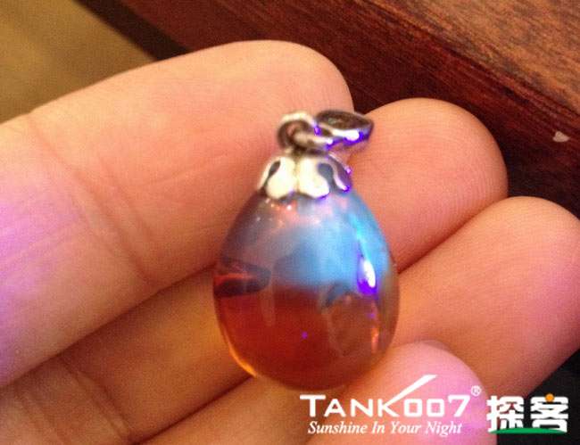 網(wǎng)上用紫光手電鑒定琥珀的帖子這么多，哪個(gè)是真假？