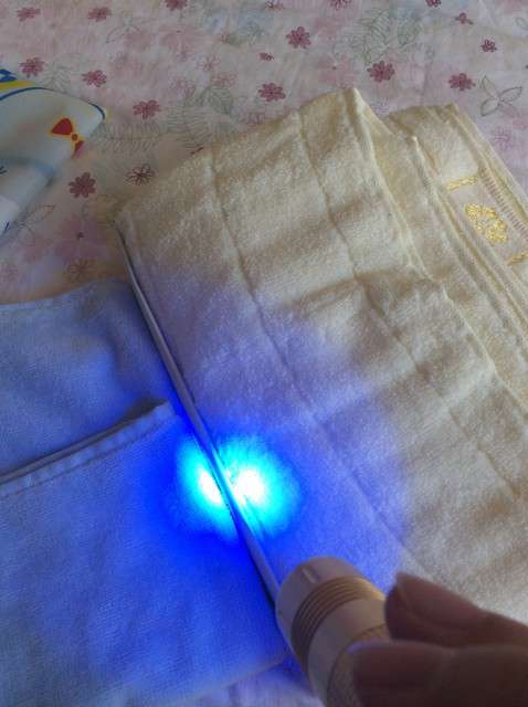  寶媽買了紫光手電，衣服上好多熒光劑，看的心慌害怕