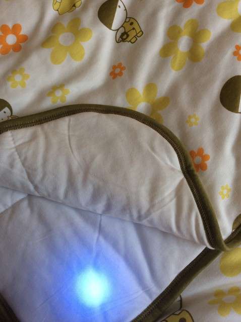  寶媽買了紫光手電，衣服上好多熒光劑，看的心慌害怕