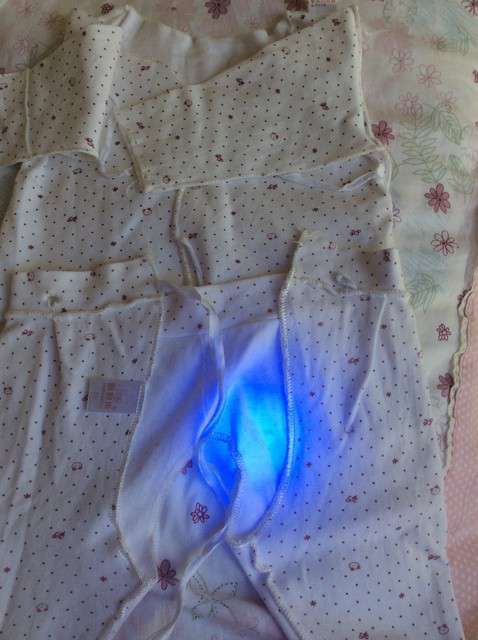 寶媽買了紫光手電，衣服上好多熒光劑，看的心慌害怕