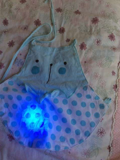  寶媽買了紫光手電，衣服上好多熒光劑，看的心慌害怕