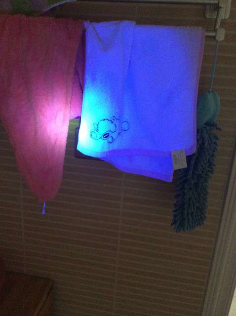  寶媽買了紫光手電，衣服上好多熒光劑，看的心慌害怕